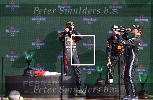 Zandvoort 5 september 2021
Max Verstappen wint de GP F1 van Nederland . Hij staat op het podium met Lewis Hamilton en Valteri Bottas. Charlene de Carvalho Heineken reikt de prijzen uit.
