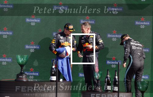 Zandvoort 5 september 2021
Max Verstappen wint de GP F1 van Nederland . Hij staat op het podium met Lewis Hamilton en Valteri Bottas. Charlene de Carvalho Heineken reikt de prijzen uit.