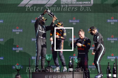 Zandvoort 5 september 2021
Max Verstappen wint de GP F1 van Nederland . Hij staat op het podium met Lewis Hamilton en Valteri Bottas. Charlene de Carvalho Heineken reikt de prijzen uit.