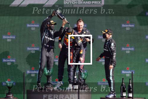 Zandvoort 5 september 2021
Max Verstappen wint de GP F1 van Nederland . Hij staat op het podium met Lewis Hamilton en Valteri Bottas. Charlene de Carvalho Heineken reikt de prijzen uit.