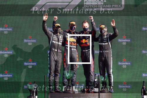 Zandvoort 5 september 2021
Max Verstappen wint de GP F1 van Nederland . Hij staat op het podium met Lewis Hamilton en Valteri Bottas. Charlene de Carvalho Heineken reikt de prijzen uit.