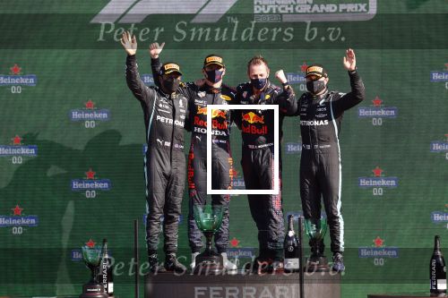 Zandvoort 5 september 2021
Max Verstappen wint de GP F1 van Nederland . Hij staat op het podium met Lewis Hamilton en Valteri Bottas. Charlene de Carvalho Heineken reikt de prijzen uit.