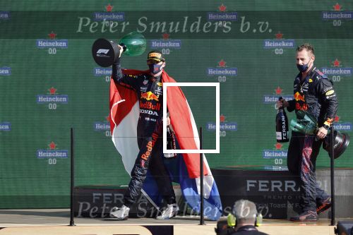 Zandvoort 5 september 2021
Max Verstappen wint de GP F1 van Nederland . Hij staat op het podium met Lewis Hamilton en Valteri Bottas. Charlene de Carvalho Heineken reikt de prijzen uit.
