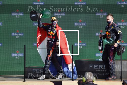 Zandvoort 5 september 2021
Max Verstappen wint de GP F1 van Nederland . Hij staat op het podium met Lewis Hamilton en Valteri Bottas. Charlene de Carvalho Heineken reikt de prijzen uit.