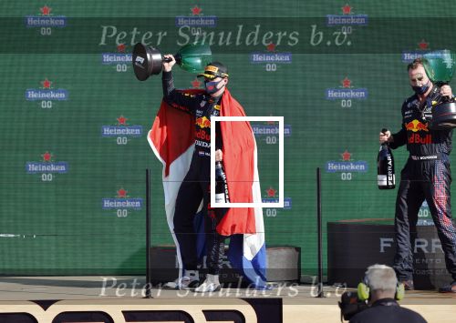 Zandvoort 5 september 2021
Max Verstappen wint de GP F1 van Nederland . Hij staat op het podium met Lewis Hamilton en Valteri Bottas. Charlene de Carvalho Heineken reikt de prijzen uit.