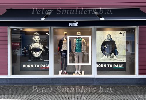 Lelystad 20 oktober 2021
Bataviastad. Foto\'s van lewis Hamilton en Max Verstappen in de PUMA winkel