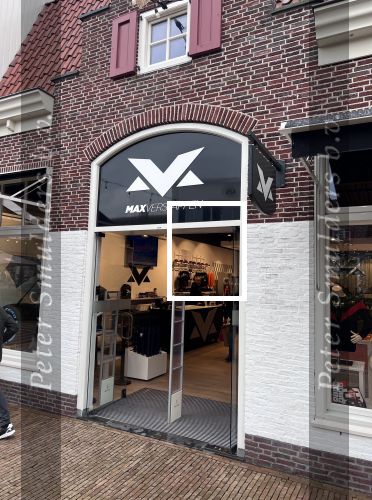 Lelystad 20 oktober 2021
Bataviastad. Max Verstappen winkel