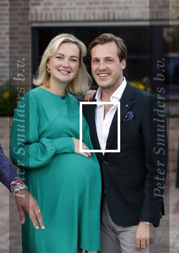 Noordwijk 4 september 2021
Martien Meiland viert zijn 60e verjaardag in de tuin van zijn nieuwe huis/villa. Aanwezig oa Erica Meiland Maxime Meiland (zwanger) met partner Leroy Molkenboer en Montana Meiland met partner Dirk