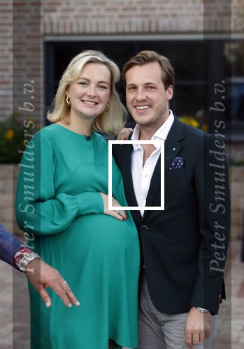 Noordwijk 4 september 2021
Martien Meiland viert zijn 60e verjaardag in de tuin van zijn nieuwe huis/villa. Aanwezig oa Erica Meiland Maxime Meiland (zwanger) met partner Leroy Molkenboer en Montana Meiland met partner Dirk