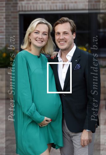 Noordwijk 4 september 2021
Martien Meiland viert zijn 60e verjaardag in de tuin van zijn nieuwe huis/villa. Aanwezig oa Erica Meiland Maxime Meiland (zwanger) met partner Leroy Molkenboer en Montana Meiland met partner Dirk