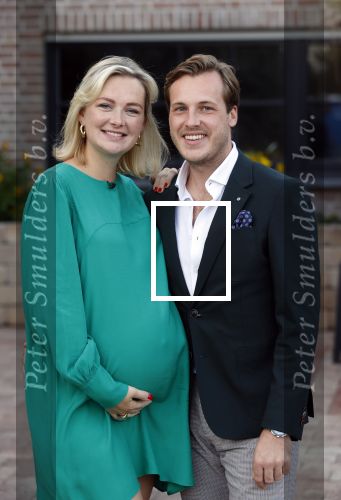 Noordwijk 4 september 2021
Martien Meiland viert zijn 60e verjaardag in de tuin van zijn nieuwe huis/villa. Aanwezig oa Erica Meiland Maxime Meiland (zwanger) met partner Leroy Molkenboer en Montana Meiland met partner Dirk