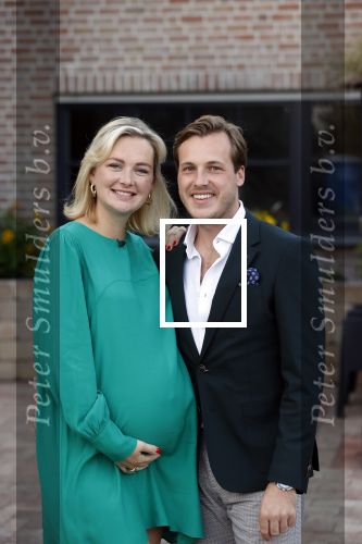 Noordwijk 4 september 2021
Martien Meiland viert zijn 60e verjaardag in de tuin van zijn nieuwe huis/villa. Aanwezig oa Erica Meiland Maxime Meiland (zwanger) met partner Leroy Molkenboer en Montana Meiland met partner Dirk