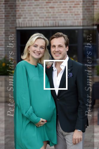 Noordwijk 4 september 2021
Martien Meiland viert zijn 60e verjaardag in de tuin van zijn nieuwe huis/villa. Aanwezig oa Erica Meiland Maxime Meiland (zwanger) met partner Leroy Molkenboer en Montana Meiland met partner Dirk