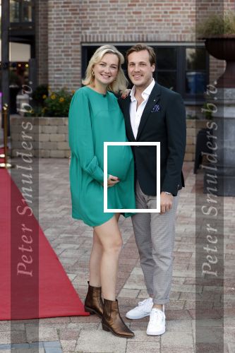 Noordwijk 4 september 2021
Martien Meiland viert zijn 60e verjaardag in de tuin van zijn nieuwe huis/villa. Aanwezig oa Erica Meiland Maxime Meiland (zwanger) met partner Leroy Molkenboer en Montana Meiland met partner Dirk