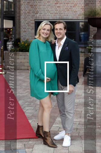 Noordwijk 4 september 2021
Martien Meiland viert zijn 60e verjaardag in de tuin van zijn nieuwe huis/villa. Aanwezig oa Erica Meiland Maxime Meiland (zwanger) met partner Leroy Molkenboer en Montana Meiland met partner Dirk