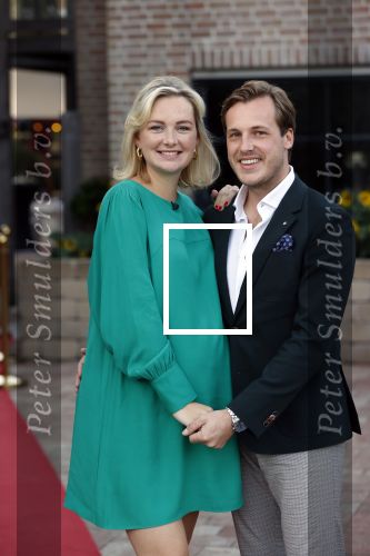 Noordwijk 4 september 2021
Martien Meiland viert zijn 60e verjaardag in de tuin van zijn nieuwe huis/villa. Aanwezig oa Erica Meiland Maxime Meiland (zwanger) met partner Leroy Molkenboer en Montana Meiland met partner Dirk
