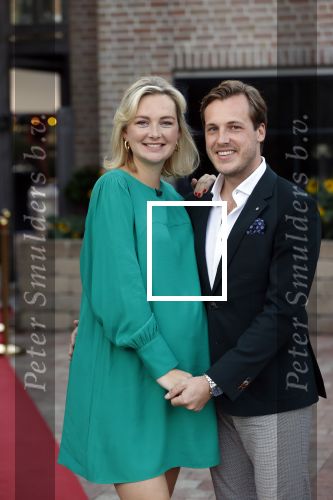 Noordwijk 4 september 2021
Martien Meiland viert zijn 60e verjaardag in de tuin van zijn nieuwe huis/villa. Aanwezig oa Erica Meiland Maxime Meiland (zwanger) met partner Leroy Molkenboer en Montana Meiland met partner Dirk