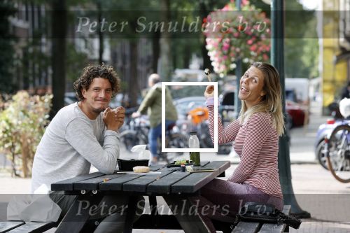 Amstetrdam 20 september 2021
Merel von Carlsburg met vriend op pleintje in Zuid