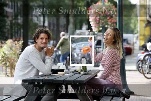 Amstetrdam 20 september 2021
Merel von Carlsburg met vriend op pleintje in Zuid