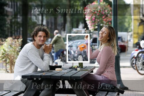Amstetrdam 20 september 2021
Merel von Carlsburg met vriend op pleintje in Zuid