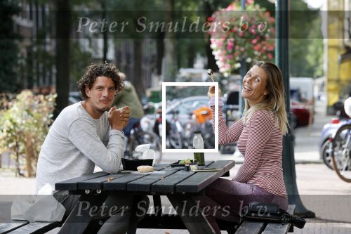 Amstetrdam 20 september 2021
Merel von Carlsburg met vriend op pleintje in Zuid