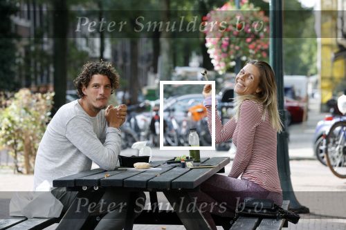Amstetrdam 20 september 2021
Merel von Carlsburg met vriend op pleintje in Zuid