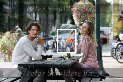 Amstetrdam 20 september 2021
Merel von Carlsburg met vriend op pleintje in Zuid