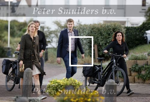 Noordwijk 4 september 2021
Martien Meiland viert zijn 60e verjaardag in de tuin van zijn nieuwe huis/villa. Aanwezig oa Erica Meiland Maxime Meiland (zwanger) met partner Leroy Molkenboer en Montana Meiland met partner Dirk