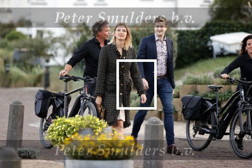 Noordwijk 4 september 2021
Martien Meiland viert zijn 60e verjaardag in de tuin van zijn nieuwe huis/villa. Aanwezig oa Erica Meiland Maxime Meiland (zwanger) met partner Leroy Molkenboer en Montana Meiland met partner Dirk