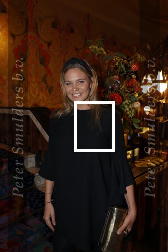 Amsterdam 6 oktober 2021
Premiere altijd al Loiza  van Loiza Lamers in tuschinski.
Myrthe Mylius met een vriendin