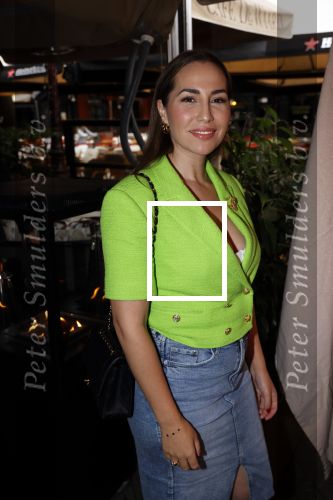 Amsterdam 23 september 2021
Rose Bertram onthult de cover van Fabulous Mama met zichzelf op de cover bij Cafe de Waard. Nadeche de Zwart