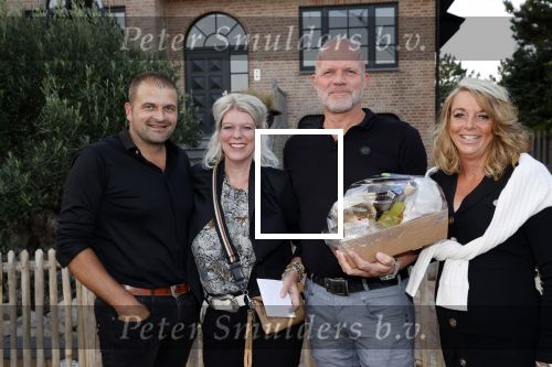 Noordwijk 4 september 2021
Martien Meiland viert zijn 60e verjaardag in de tuin van zijn nieuwe huis/villa. Aanwezig oa Erica Meiland Maxime Meiland (zwanger) met partner Leroy Molkenboer en Montana Meiland met partner Dirk .
Links de Klusjesman met partner en de neiwue eigenaren van het oude huis van Martien