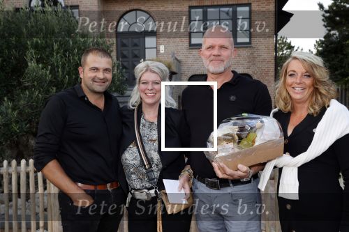 Noordwijk 4 september 2021
Martien Meiland viert zijn 60e verjaardag in de tuin van zijn nieuwe huis/villa. Aanwezig oa Erica Meiland Maxime Meiland (zwanger) met partner Leroy Molkenboer en Montana Meiland met partner Dirk .
Links de Klusjesman met partner en de neiwue eigenaren van het oude huis van Martien