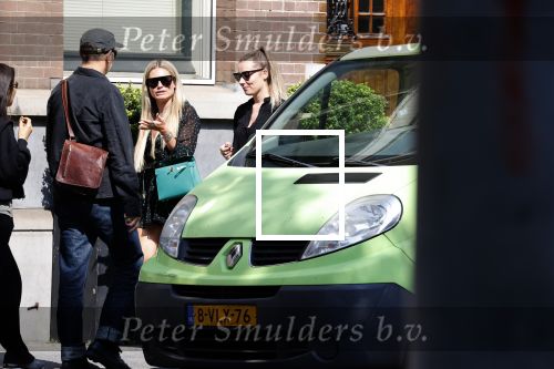 Amsterdam 3 september 2021
Nikkie Plessen wandelend op straat met een kennis.