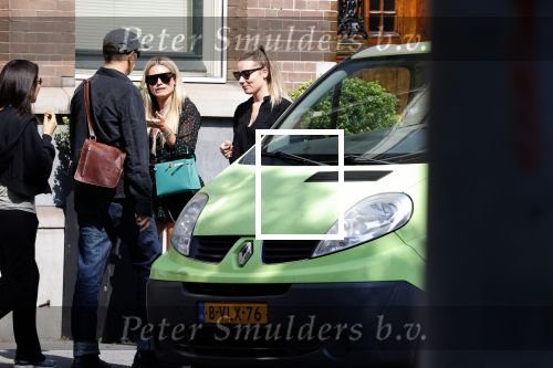 Amsterdam 3 september 2021
Nikkie Plessen wandelend op straat met een kennis.