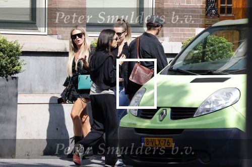 Amsterdam 3 september 2021
Nikkie Plessen wandelend op straat met een kennis.