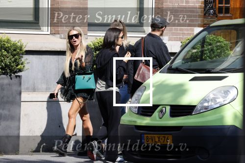 Amsterdam 3 september 2021
Nikkie Plessen wandelend op straat met een kennis.