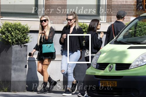 Amsterdam 3 september 2021
Nikkie Plessen wandelend op straat met een kennis.