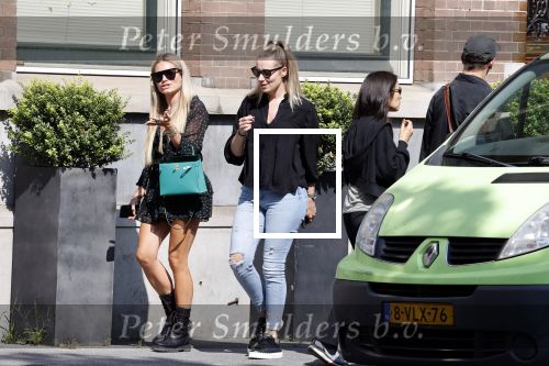 Amsterdam 3 september 2021
Nikkie Plessen wandelend op straat met een kennis.