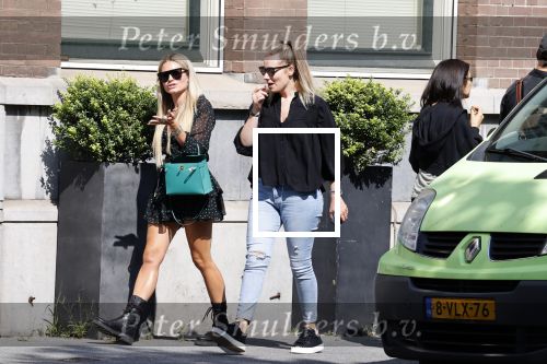 Amsterdam 3 september 2021
Nikkie Plessen wandelend op straat met een kennis.