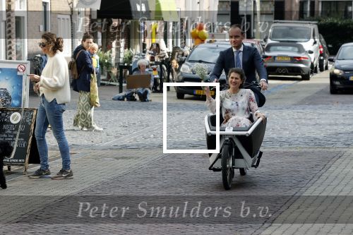 Naarden 24 september 2021
Nina ten Brink de dochter van Robert ten Brink en zijn vrouw Roos trouwt in het gemeentehuis van Naarden Vesting met haar man Laurens Jan . Ze arriveren in een bakfiets.