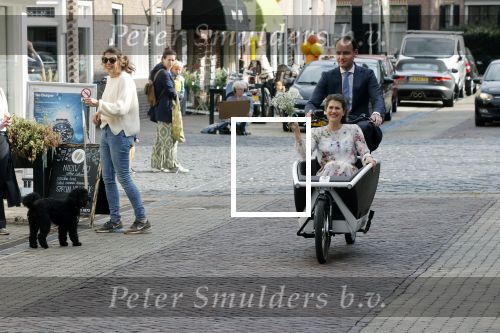Naarden 24 september 2021
Nina ten Brink de dochter van Robert ten Brink en zijn vrouw Roos trouwt in het gemeentehuis van Naarden Vesting met haar man Laurens Jan . Ze arriveren in een bakfiets.