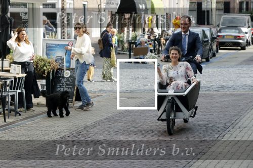 Naarden 24 september 2021
Nina ten Brink de dochter van Robert ten Brink en zijn vrouw Roos trouwt in het gemeentehuis van Naarden Vesting met haar man Laurens Jan . Ze arriveren in een bakfiets.