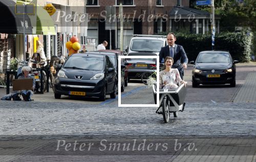 Naarden 24 september 2021
Nina ten Brink de dochter van Robert ten Brink en zijn vrouw Roos trouwt in het gemeentehuis van Naarden Vesting met haar man Laurens Jan . Ze arriveren in een bakfiets.