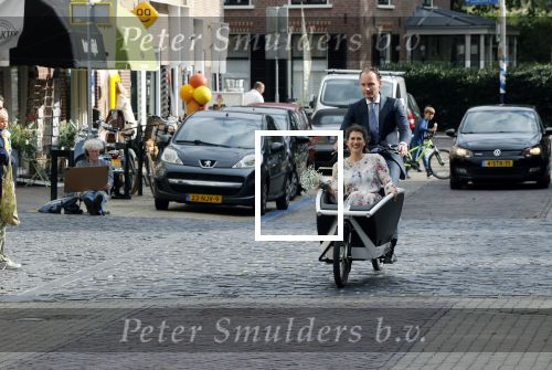 Naarden 24 september 2021
Nina ten Brink de dochter van Robert ten Brink en zijn vrouw Roos trouwt in het gemeentehuis van Naarden Vesting met haar man Laurens Jan . Ze arriveren in een bakfiets.
