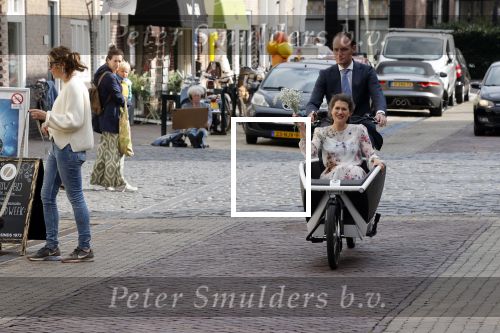 Naarden 24 september 2021
Nina ten Brink de dochter van Robert ten Brink en zijn vrouw Roos trouwt in het gemeentehuis van Naarden Vesting met haar man Laurens Jan . Ze arriveren in een bakfiets.
