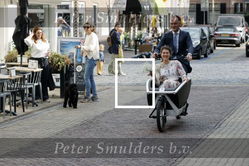 Naarden 24 september 2021
Nina ten Brink de dochter van Robert ten Brink en zijn vrouw Roos trouwt in het gemeentehuis van Naarden Vesting met haar man Laurens Jan . Ze arriveren in een bakfiets.