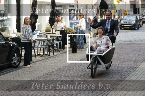 Naarden 24 september 2021
Nina ten Brink de dochter van Robert ten Brink en zijn vrouw Roos trouwt in het gemeentehuis van Naarden Vesting met haar man Laurens Jan . Ze arriveren in een bakfiets.
