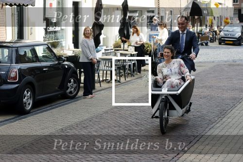 Naarden 24 september 2021
Nina ten Brink de dochter van Robert ten Brink en zijn vrouw Roos trouwt in het gemeentehuis van Naarden Vesting met haar man Laurens Jan . Ze arriveren in een bakfiets.