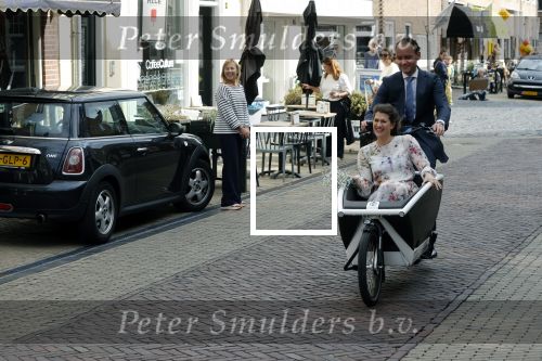 Naarden 24 september 2021
Nina ten Brink de dochter van Robert ten Brink en zijn vrouw Roos trouwt in het gemeentehuis van Naarden Vesting met haar man Laurens Jan . Ze arriveren in een bakfiets.